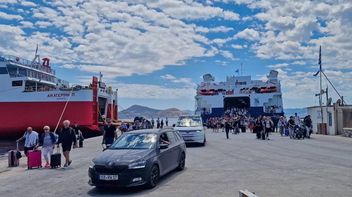 Impending chaos as two ferry loads of passengers disembark at Naxos port